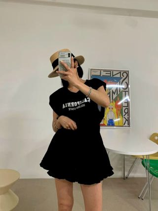 黑色