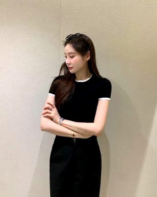 黑色