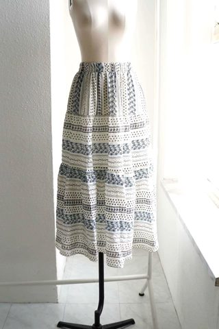 深蓝色