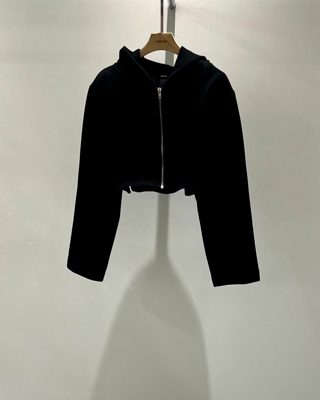 黑色