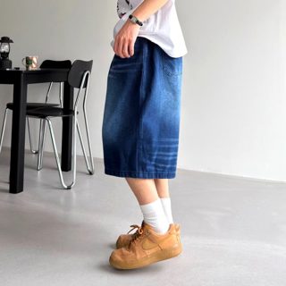 深蓝色