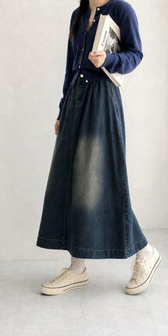深蓝色