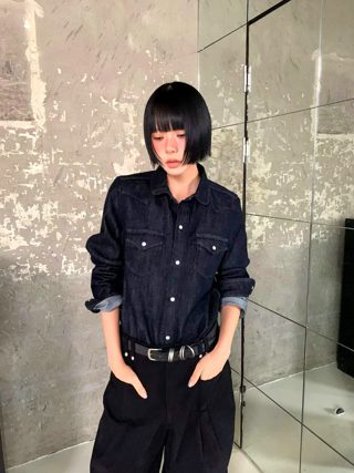 深蓝色