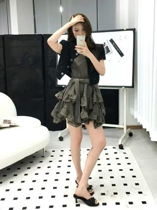 黑色