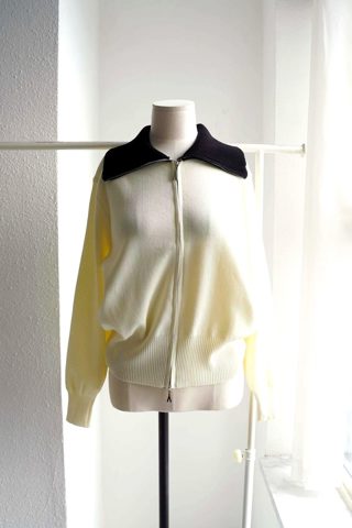 浅黄色