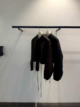 黑色
