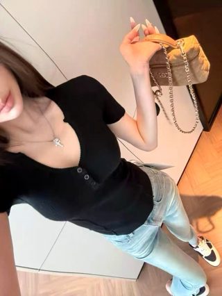 黑色