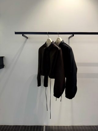黑色