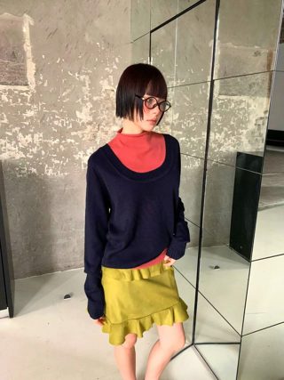深蓝色