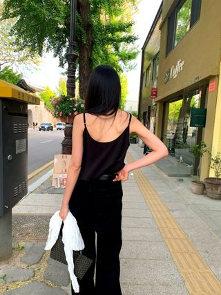黑色