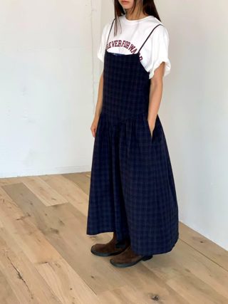 深蓝色