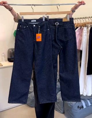 深蓝色