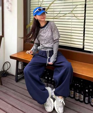 深蓝色