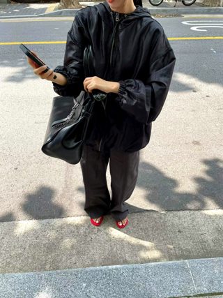 黑色