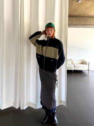 深蓝色