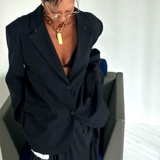 黑色