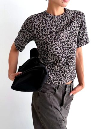 黑色