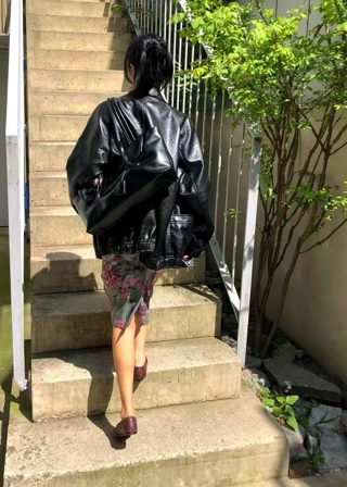 黑色