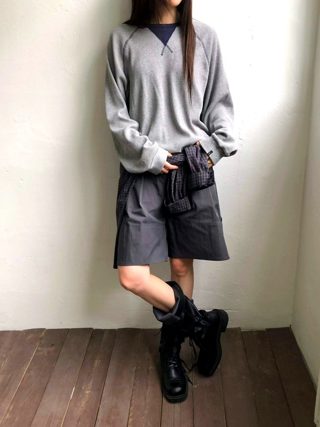 灰色