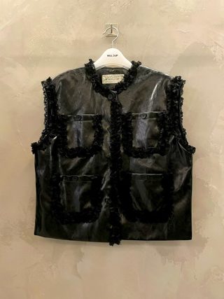 黑色