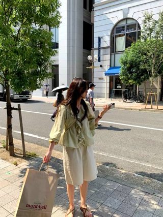 浅黄色
