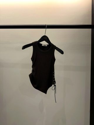 酒红色