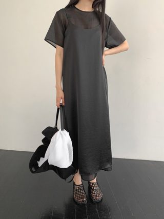 黑色