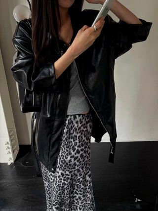 黑色