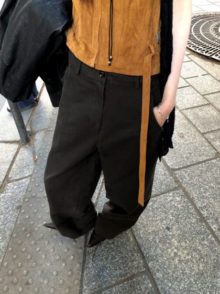 黑色