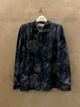 深蓝色