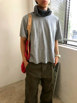 灰色