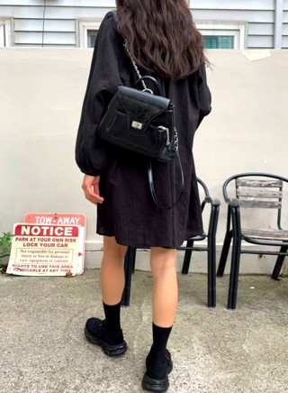 黑色