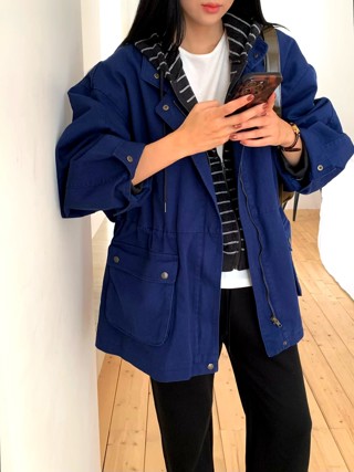 深蓝色