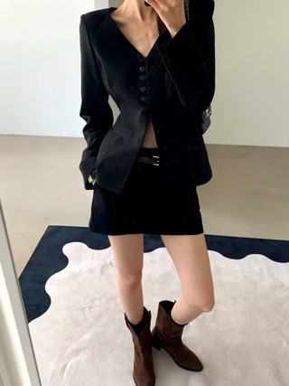 黑色