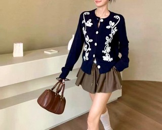 深蓝色