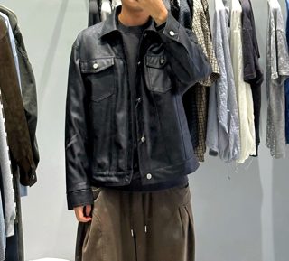 黑色