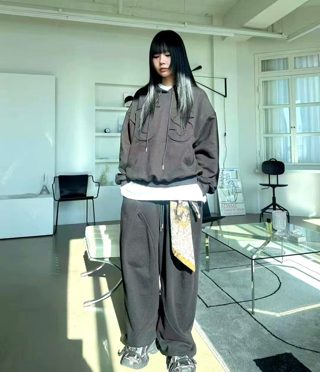 黑色
