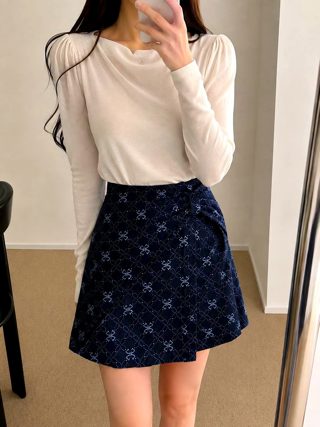 深蓝色