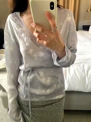 灰色