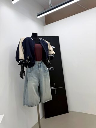 深蓝色