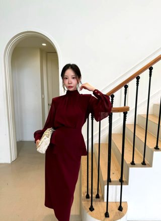 酒红色