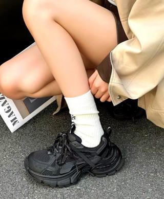 黑色