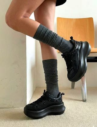 黑色