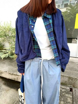 深蓝色