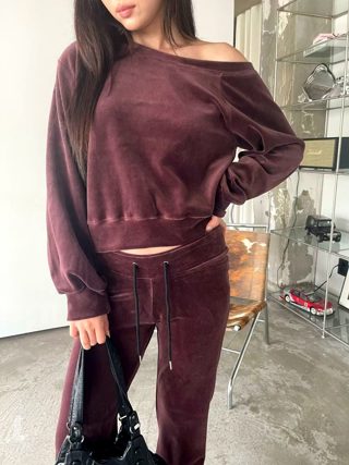 酒红色