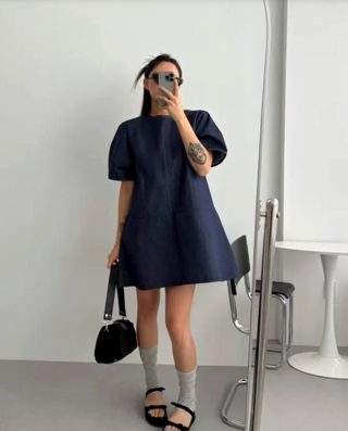深蓝色