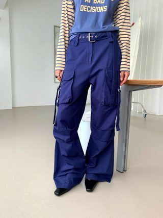 深蓝色