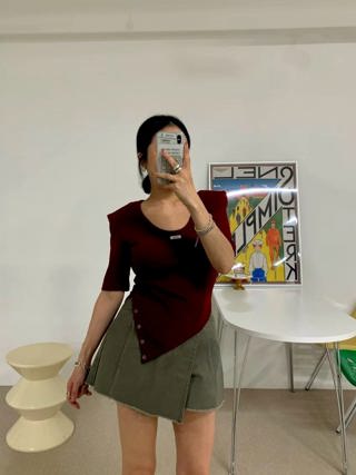 酒红色