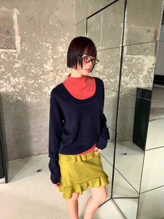 深蓝色