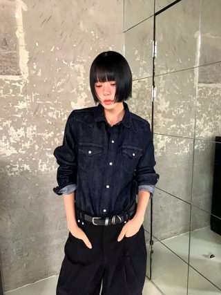 深蓝色